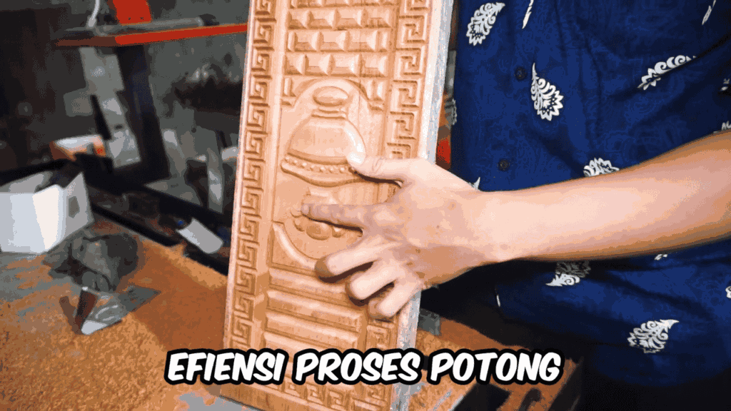 Keunggulan Mesin CNC Router / Mesin Ukir Potong Kayu 2 Hasil ukiran kayu berkualitas tinggi dengan motif gucitempayan yang dikelilingi pola geometris. Seorang pengrajin memperlihatkan kehalusan hasil ukiran dengan menyentuh permukaannya.
