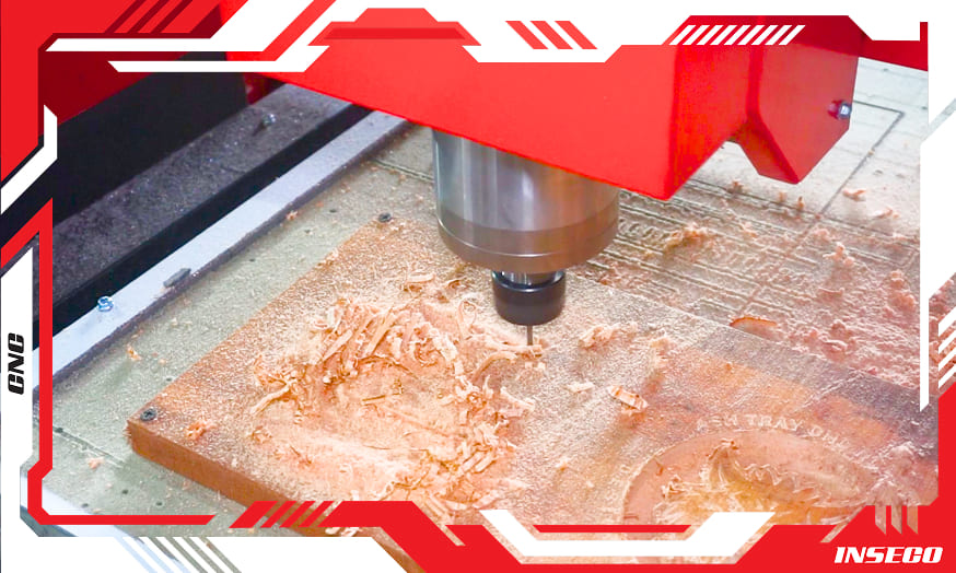 Mengapa Harga Mesin CNC Kayu Berbeda di Setiap Daerah? 3 Mesin CNC kayu sedang beroperasi di workshop