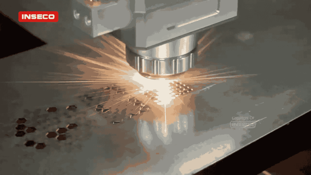 Peluang Pasar dan Segmentasi Bisnis Laser Cutting Plat di Era Industri 4.0 1 Mesin fiber laser INSECO memotong plat logam dengan presisi tinggi, menampilkan percikan cahaya dari laser head Raytools BM110 saat memotong pola pada plat stainless. Solusi ekonomis untuk industri dengan harga 199 juta.