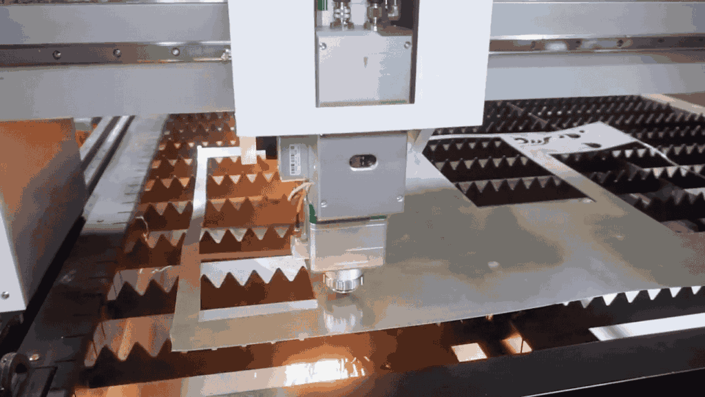 Peluang Pasar dan Segmentasi Bisnis Laser Cutting Plat di Era Industri 4.0 2 Mesin fiber laser cutting INSECO dengan area kerja 130x250 cm sedang memotong pola zigzag pada plat logam. Dilengkapi sistem kontrol ketinggian otomatis, ideal untuk usaha laser cutting pemula