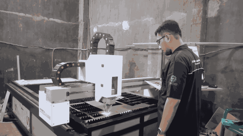 Peluang Pasar dan Segmentasi Bisnis Laser Cutting Plat di Era Industri 4.0 3 Operator mengoperasikan mesin fiber laser cutting INSECO dalam workshop produksi. Mesin dilengkapi sistem 3-axis servo motor dan software Raytools CutAhead yang mudah digunakan, investasi awal usaha laser cutting hanya 199 juta rupiah
