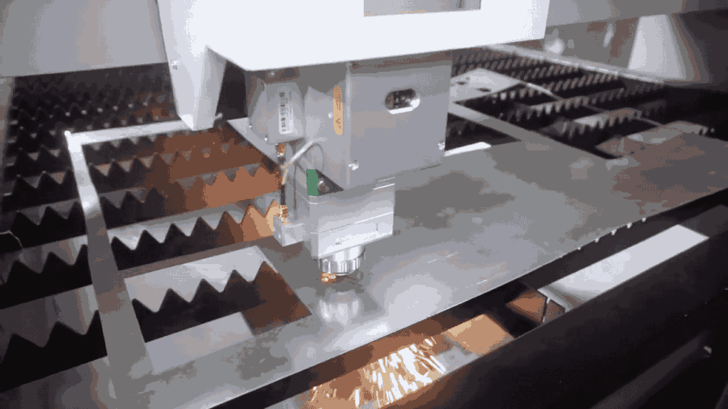 Peluang Pasar dan Segmentasi Bisnis Laser Cutting Plat di Era Industri 4.0 4 Mesin fiber laser cutting INSECO dalam proses pemotongan plat stainless dengan presisi tinggi. Tampak meja kerja berukuran 130x250 cm dengan sistem penopang zigzag yang optimal untuk pemotongan plat logam berbagai ukuran. Solusi bisnis laser cutting dengan investasi ekonomis 199 juta