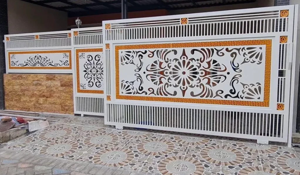 13 Contoh Motif Pagar Laser Cutting untuk Estetika Rumah 12 Pagar laser cutting dengan desain klasik yang mewah dan elegan.