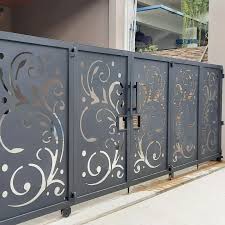 13 Contoh Motif Pagar Laser Cutting untuk Estetika Rumah 4 Pagar laser cutting dengan motif corak daun tropis yang segar dan alami
