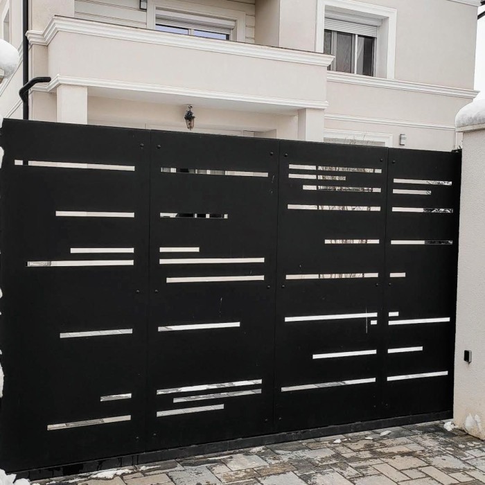 13 Contoh Motif Pagar Laser Cutting untuk Estetika Rumah 7 Pagar laser cutting dengan desain strip modern yang memberikan kesan terbuka.