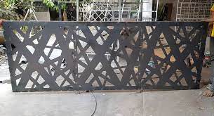 13 Contoh Motif Pagar Laser Cutting untuk Estetika Rumah 13 Pagar laser cutting menampilkan bentuk-bentuk abstrak yang kreatif dan unik.