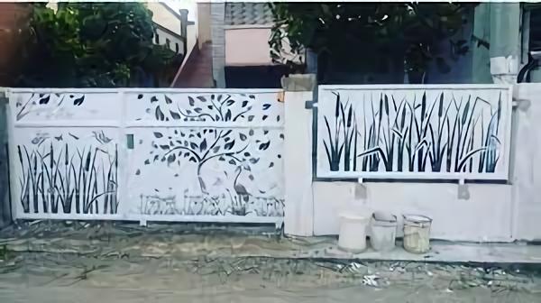 13 Contoh Motif Pagar Laser Cutting untuk Estetika Rumah 15 Pagar laser cutting menggambarkan desain rumput yang asri dan segar