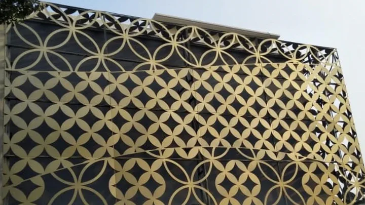 13 Contoh Motif Pagar Laser Cutting untuk Estetika Rumah 10 Pagar laser cutting yang menggabungkan seni batik dengan desain kontemporer.