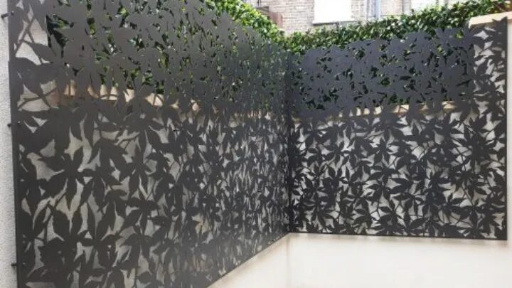 13 Contoh Motif Pagar Laser Cutting untuk Estetika Rumah 1 Pagar laser cutting dengan motif corak daun tropis yang segar dan alami