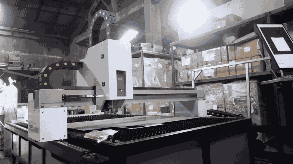 Kepresisian Mesin Potong Besi 3000W Bikin Penggaris 2 mesin potong besi 3000W yang digunakan untuk memproduksi penggaris dengan presisi tinggi.