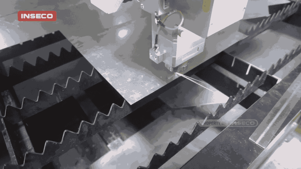 Kepresisian Mesin Potong Besi 3000W Bikin Penggaris 1 mesin saat melakukan cutting bahan galvanis kilap untuk pembuatan penggaris 30 cm.