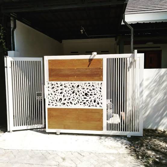 10 Contoh Pagar Rumah Cutting Laser Sederhana dan Estetik 3 Pagar Cutting Laser dengan Elemen Kayu