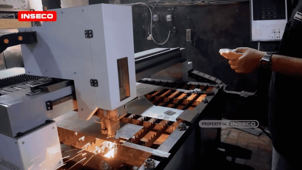 Mesin CNC Fiber Laser Cutting Yang Digunakan Bracket Speaker