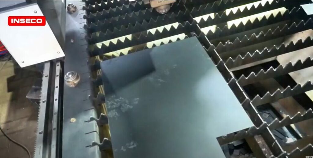 Mesin laser cutting sedang memotong plat untuk spikon box speaker otomatis