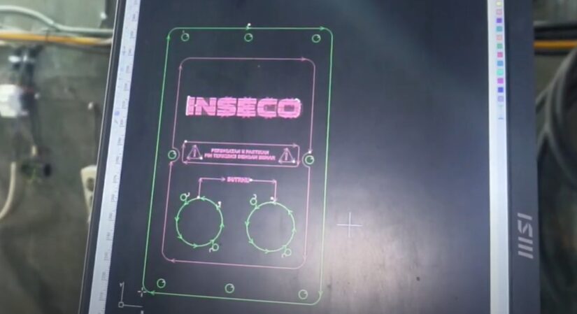 Desain terminal plat spikon INSECO dengan lubang jek spikon di software laser cutting
