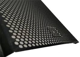 Hasil potongan laser pada plat logam dengan pola berlubang yang digunakan untuk desain grill speaker yang estetis dan fungsional