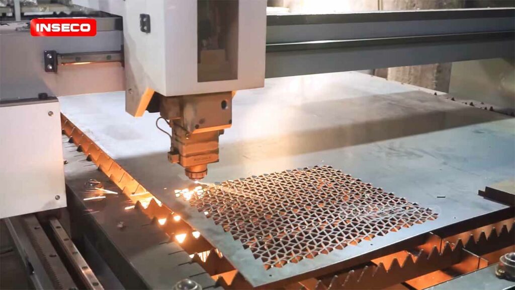 Mesin laser CNC memotong plat logam dengan pola geometris untuk membuat grill speaker kustom yang tepat dan bersih