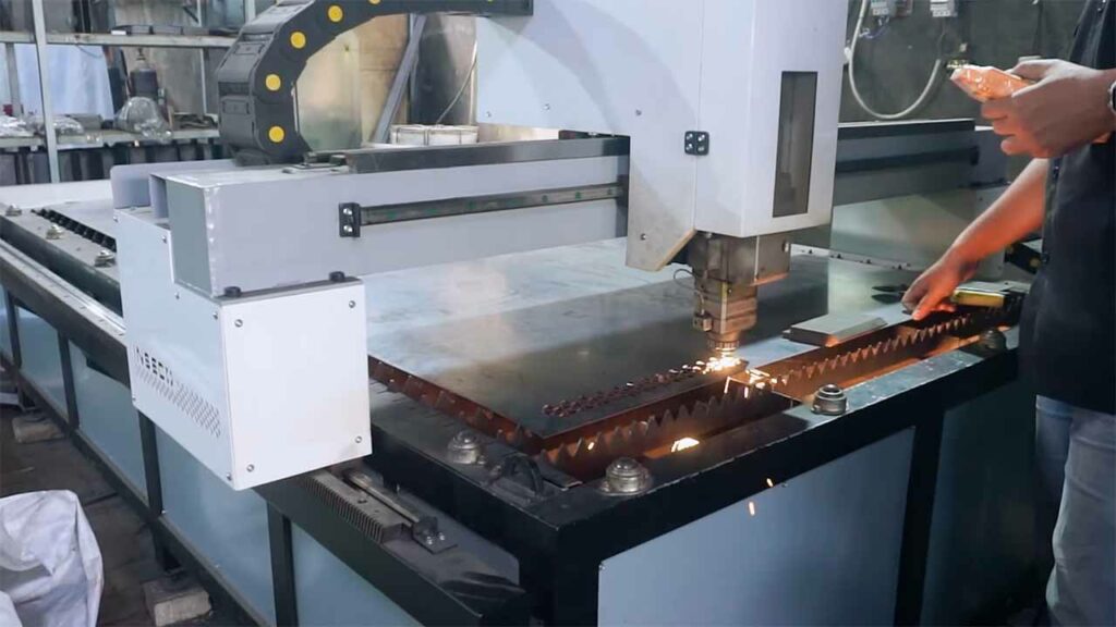Mesin pemotong laser digunakan dalam pembuatan grill speaker untuk memotong bahan dengan presisi tinggi. Proses ini memungkinkan pembuatan desain grill yang detail dan akurat
