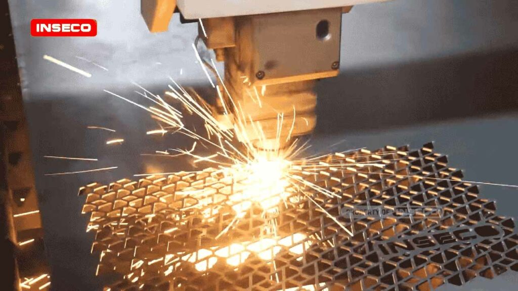 Proses pemotongan laser fiber untuk pagar laser cutting dengan desain presisi tinggi, menunjukkan percikan api pada material