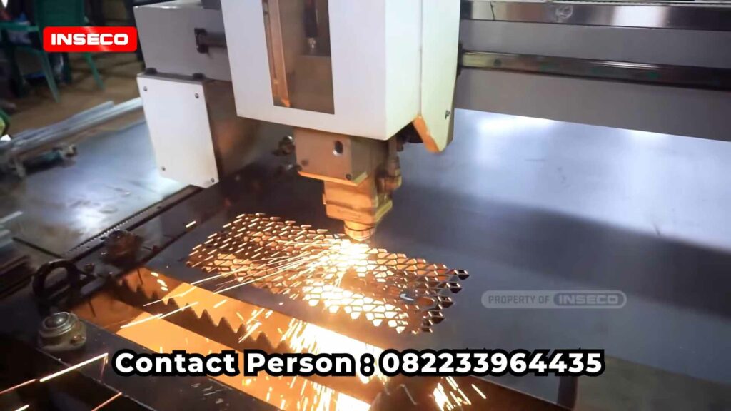 Proses pemotongan pagar laser cutting menggunakan mesin cnc fiber laser pada material dengan percikan api